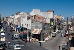 Image du Maroc Professionnelle de  Derb Soltane est la nomination d’une vaste agglomération réservées aux autochtones faisant suite à la création d’une nouvelle Médina nommée les "Habous", visant la résorption des masses populaires appelées du bled par l’expansion de Casablanca. Ce quartier est le fruit des efforts du Sultan Moulay Youssef, Biarny, Prost et Al Ahbas construit autour du Palais Royal. La photo montre le quartier Grégoire dit "Grigwane" construit en sur la colline qui domine le Boulevard El Fida près des crêtes en 1934 pour loger les résidents des bidonvilles Carrières Carlotti menacés d'une épidémie de Typhus. Ce quartier est devenu le sentier de Casablanca, le Vendredi 10 Juillet 2009. (Photo / Abdeljalil Bounhar)